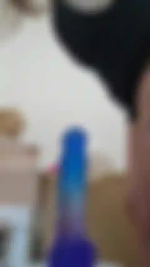 Reite bei der arbeit auf meinem dildo, blick auf den arsch.