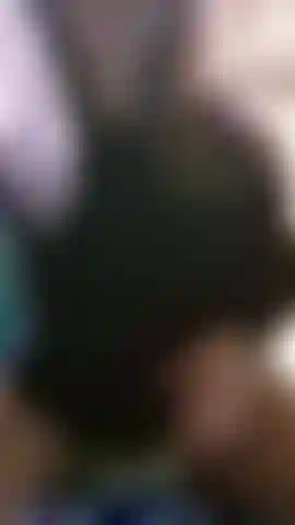 Ich spiele mit dem zauberstab, bis ich zum orgasmus komme.