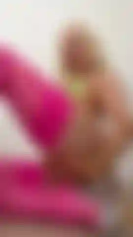 Darf ich dir einen lapdance geben, baby? 😚 Schau mir zu, wie ich twerke, mich reibe und dich mit meinem körper aus jedem winkel reize.. Natürlich lasse ich meine kleinen titten raus 🤭 und reibe und ziehe mein höschen am ende zur seite. 😳 Wenn du es liebst, mir beim tanzen in meinen high heels zuzuschauen, ist dieses video für dich. 🩷.