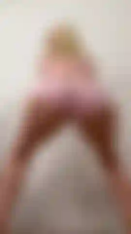 Sport machen macht mich so geil… ich habe gerade ein paar kniebeugen gemacht und wurde so erregt, weil ich wusste, dass du zuschaust, dass ich meine muschi ficken musste! Von vorne und hinten reitend, missionary, pov unter mir… dieses video ist so heiß.🥵 Also, willst du mein trainingspartner sein? Ich weiß, dass du es liebst, meinen arsch anzustarren und mich aufzudehnen.. Komplett nackt + penetration 🎥15 minuten lang.