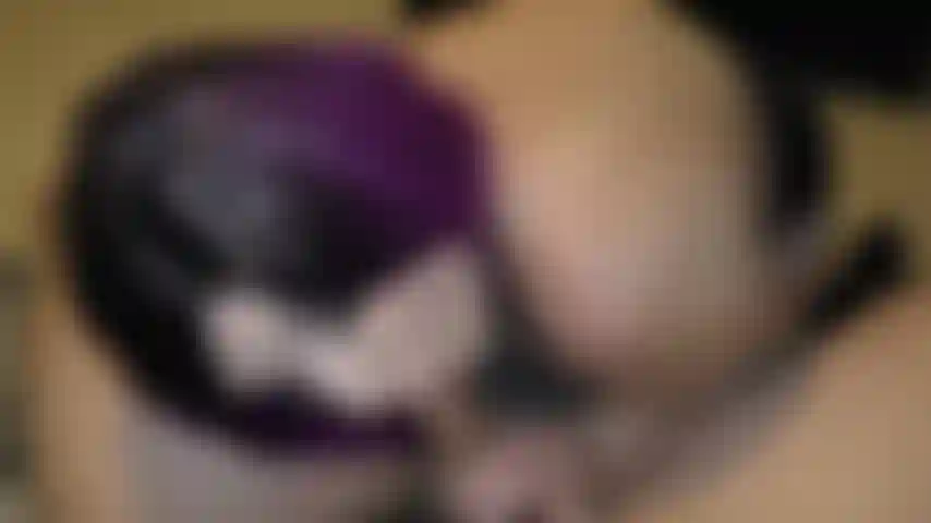 Meine nachbarin kam vorbei, nachdem diese frau für einen blowjob eingeschlafen war. Sie lutscht nie seinen schwanz und ich bin auch mehr als glücklich, außerdem war mein mann sowieso nicht zu hause. Ich liebe das gefühl von heißem sperma in meinem mund.