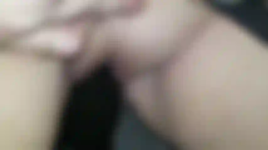 Ich spiele mit einem riesigen schwarzen dildo. Du weißt, ich bin eine größenkönigin und ich liebe es, ausgefüllt zu sein. Sieh zu, wie ich versuche, meine muschi für dieses monsterspielzeug auszustrecken.