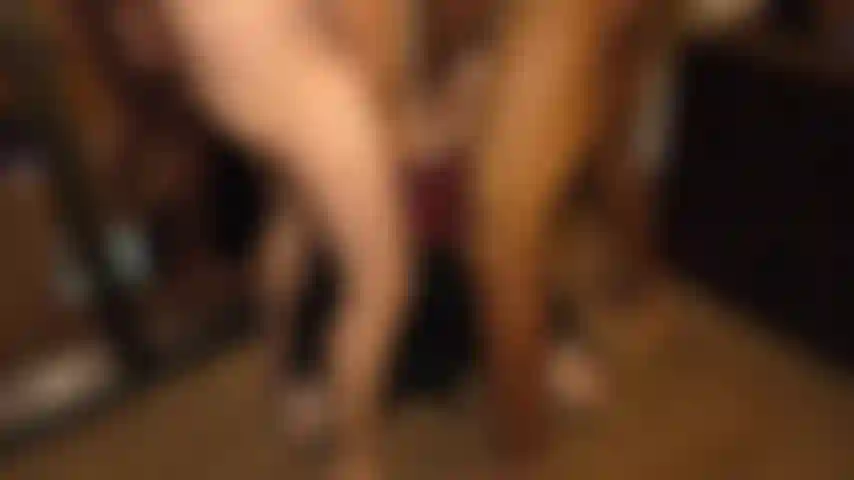 Ich gebe einen doppelten blowjob für einen schokoladen- und vanilleschwanz. Ich habe meine hände um schwänze geschlungen, während mein feuchter mund zwischen ihnen wechselt.