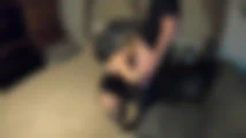 Mein ex-freund kam in die stadt und wir gingen etwas trinken. Landete bei mir zu hause und er beugte mich über die couch und schlug auf mich ein. Mein mann hat gerne gefilmt. Er hat sein kondomsperma über meine titten gespritzt :).