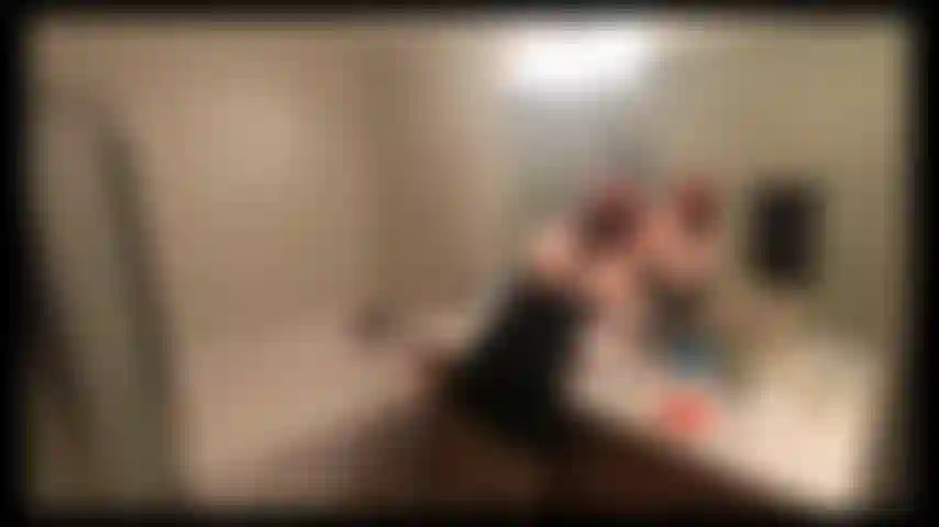 Mein stiefsohn erwischt mich dabei, wie ich mich darauf vorbereite, mit diesem vater zum abendessen zu gehen, während ich einen riesigen steifen zur schau stelle. Ich beschließe, ihm zu helfen, und er gibt mir eine riesige gesichtsbehandlung, nachdem ich gesagt habe, dass er es nicht tun soll.