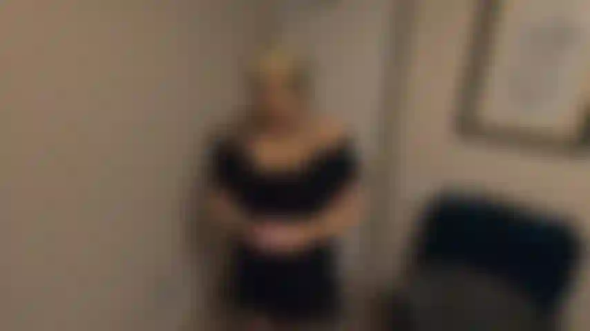 Ich kam spät vom ficken im hotel nach hause und hatte nicht erwartet, dass mein mann noch wach sein würde. Ich musste gestehen, dass ich kein kondom benutzt habe, habe einen riesigen creampie genommen und ihn zur schau gestellt, während ich mit meiner muschi gespielt habe.