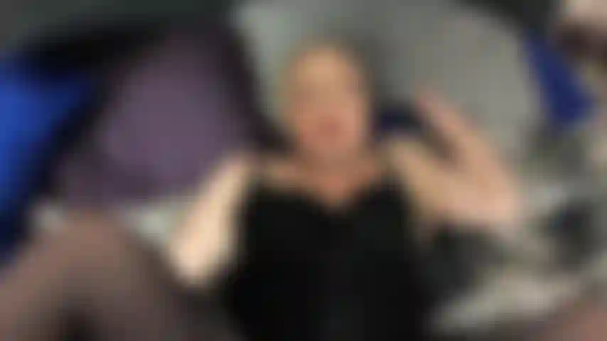 Pov-fick mit einer guten freundin von mir. Mein mann ist bei der arbeit, aber es macht ihm nichts aus, wenn mein freund meine muschi mit heißem sperma füllt ;).