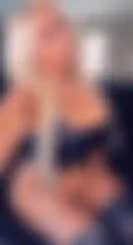 Tease video in latex und lederstiefeln.