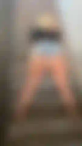 Die in meinen booty-shorts twerkt.