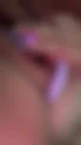 Fette behaarte muschi, mit einem c-förmigen vibrator.