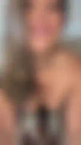 Schau zu, wie meine muschi meinen dildo fest umschließt, während ich meine hüften reibe und meinen arsch auf und ab bewege.