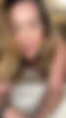 Schau zu, wie meine muschi ganz nass und cremig wird, während mein rosa juwel an meinem hintern funkelt.