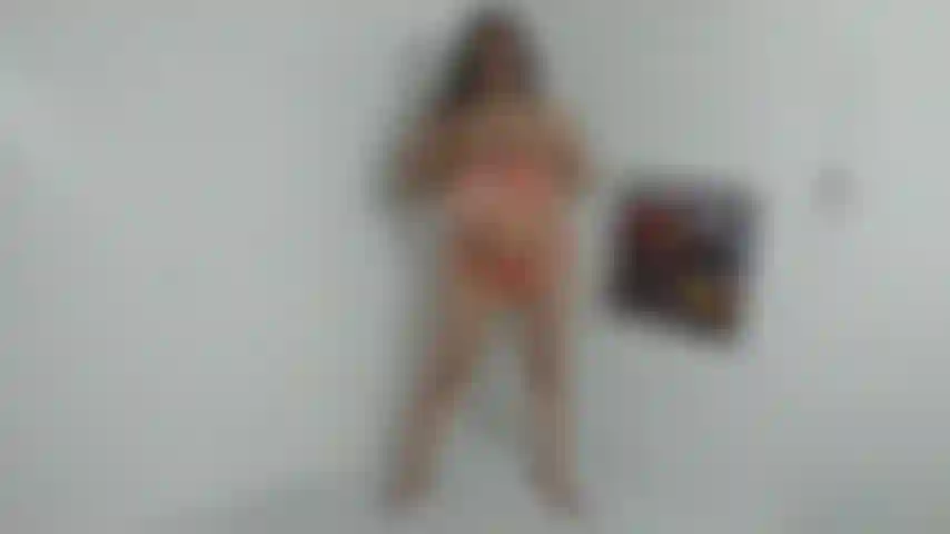 Die sich im orangefarbenen bikini auszieht