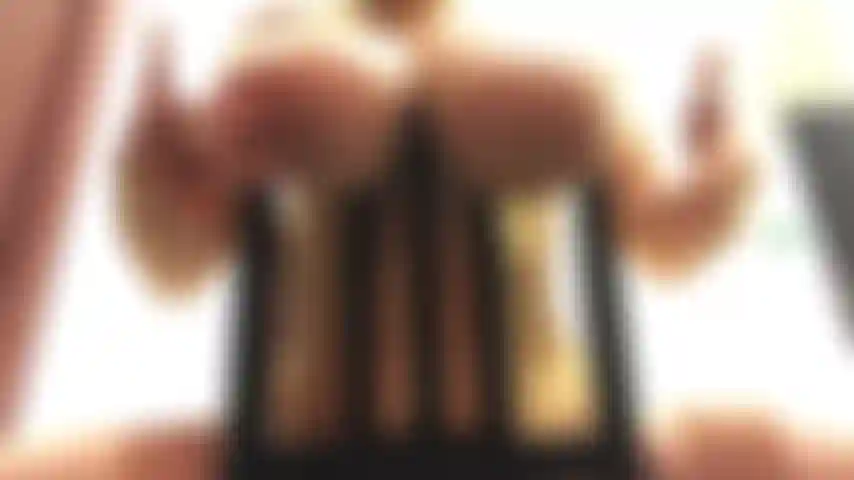 Riesige brüste hängen frei am stuhl und nippel spielen.