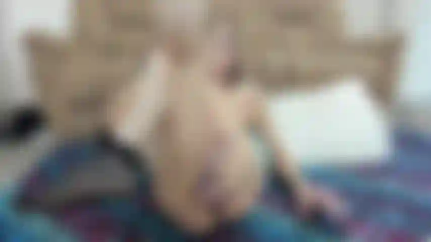 Zeige meine füße und lege beide hände um meinen schwanz.