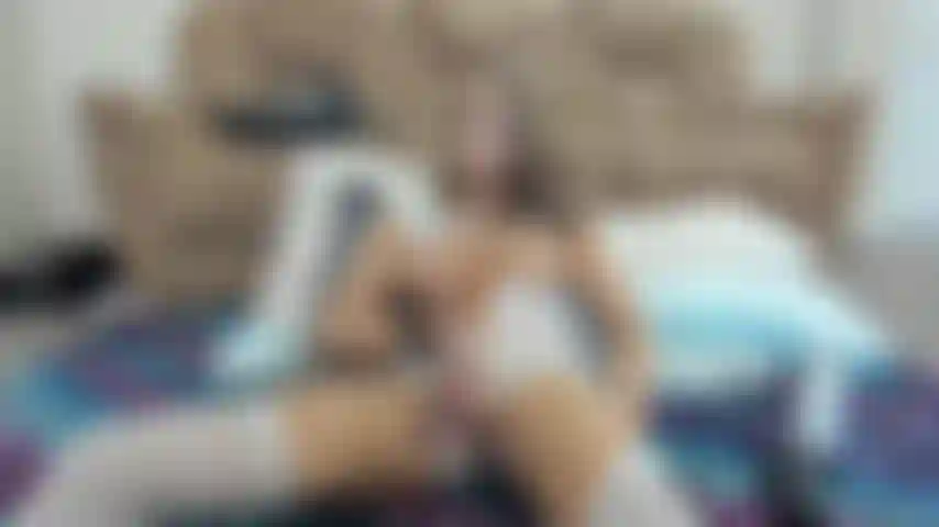 Beide hände um meinen geschwungenen, glänzenden, geäderten schwanz.