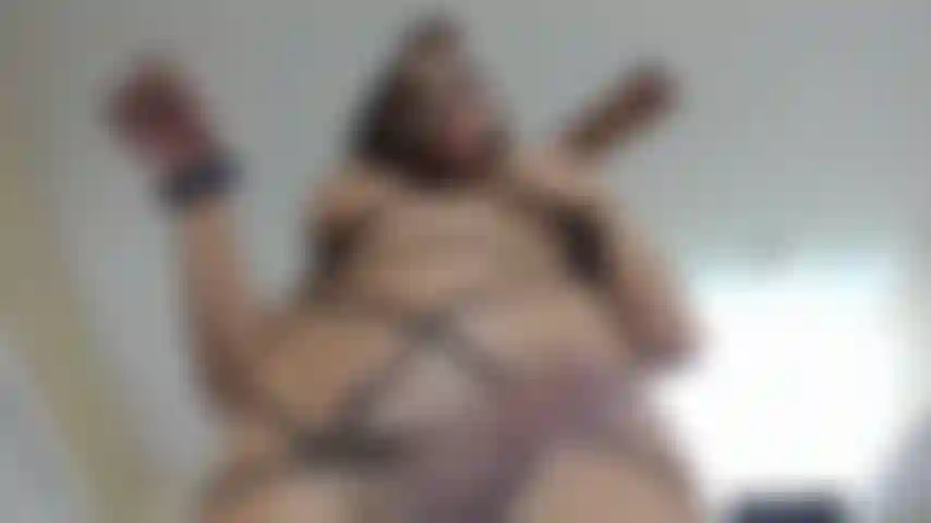 Stehe über dir und füttere dich mit meinem schwanz.