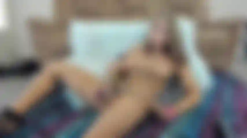 Wackele mit meinen vollen, abgebundenen eiern gegen die kamera.