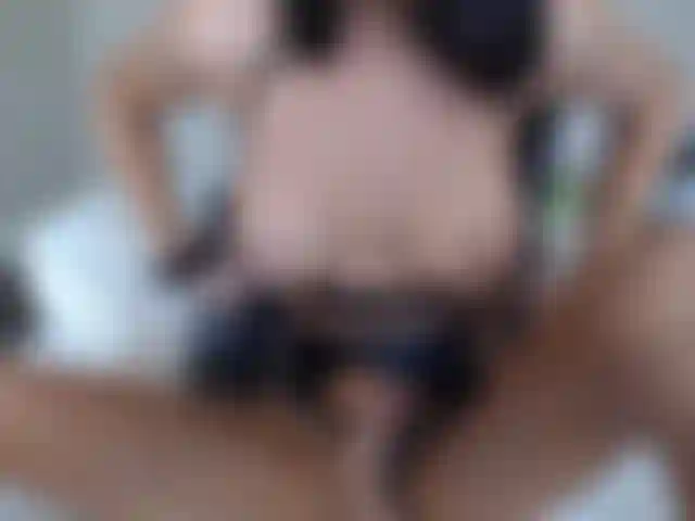 Wedele mit meinem großen schwanz vor der kamera und schmatze für die zuschauer auf meinen arsch :).