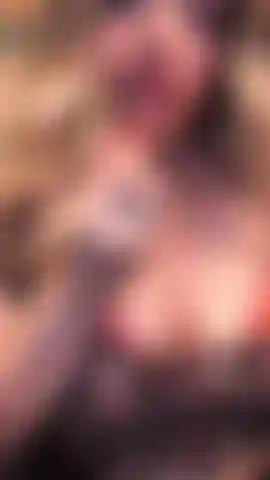 Lipgloss und ein sexy outfit (strümpfe/croptop/tanga).