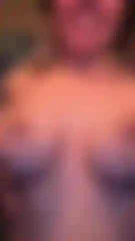 Eine freche blondine mit zöpfen, die titten fickt und lutscht | realistischer dildo.