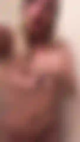 Nackt und nass: sexy tease unter der dusche.