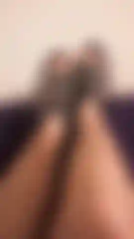 Sexy füßen und high heels (schwarze heels und glitzernde pediküre).