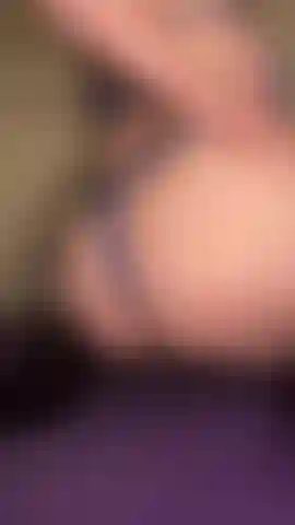 Mein arsch hüpft und wackelt, meine rosa muschi reibt und ich necke mein arschloch in einem winzigen tanga und enger unterwäsche.