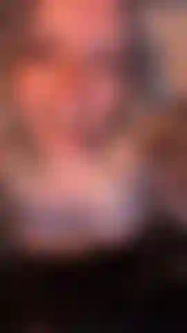 Ein verwöhntes sub [auf den knien}, das um dein sperma bettelt (oben ohne).