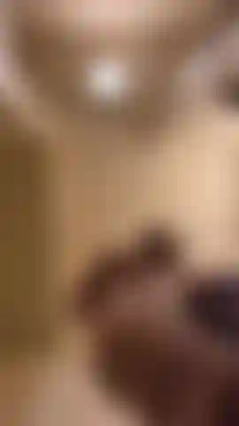 Eine riesengöttin, die über das mickrige, kleinschwänzige freak kichert, das nach dem duschen nackt ist.