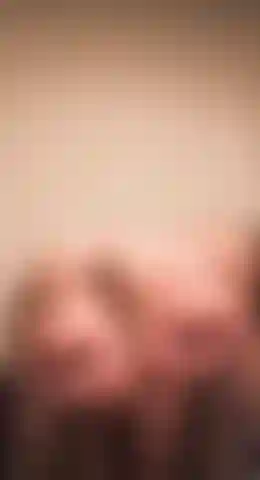 Mach dich über meinen arsch, meine muschi und meine zehen her, schau zu und bete sie an.