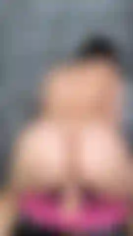 Und reite einen dildo unter der dusche.