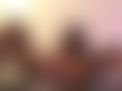 Junges ebenholz-teen spritzt beim masturbieren ab.