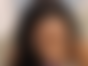 Ein junges heißes babe aus ebenholz saugt einen dildo ab, als wäre es ein echter pov-schwanz.