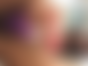 Süßes junges teenie fickt und cremt sich mit riesendildo ein (teil 3).