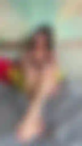 Schönheit und kraft in einer person vereint. Meine beine sind makellos, und mein körper wird von strenger disziplin beherrscht. Jede bewegung ist kalkuliert. Jeder muskel spielt für die kamera. Schau dir meine füße genau an und spüre meine energie.