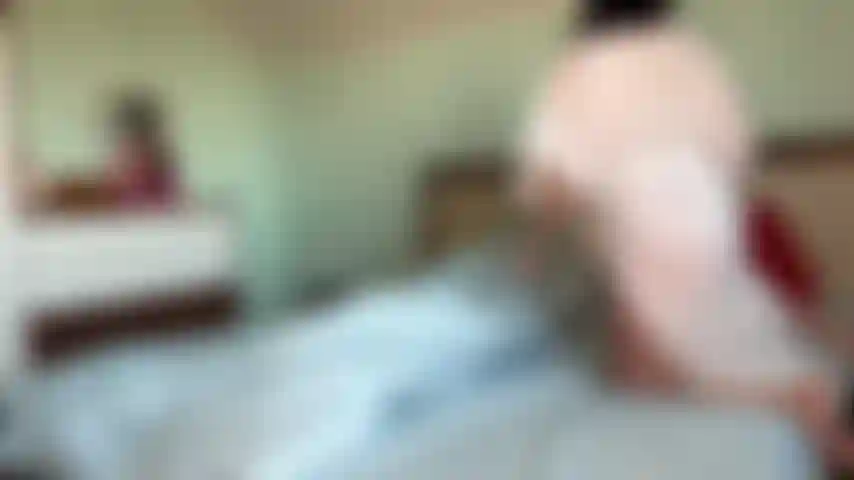 Morgens mache ich mein bett in einer sexy position und kleidung.