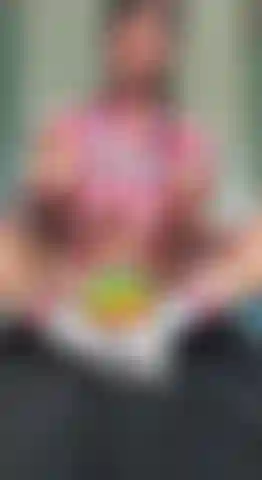 «Habe beschlossen, etwas sport in deinen feed zu bringen. 🏆 Trage ein manchester-trikot, weiße socken und einen slip und halte einen ball in meinen händen. Das video ist bereits auf dem weg zu dir, ich warte auf deine kommentare!