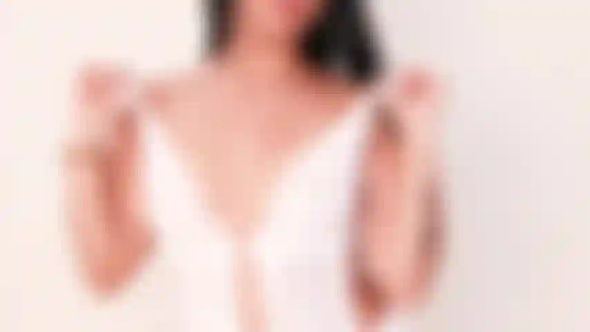 Kommen sie und sehen sie meine sinnlichen brüste im feuer.