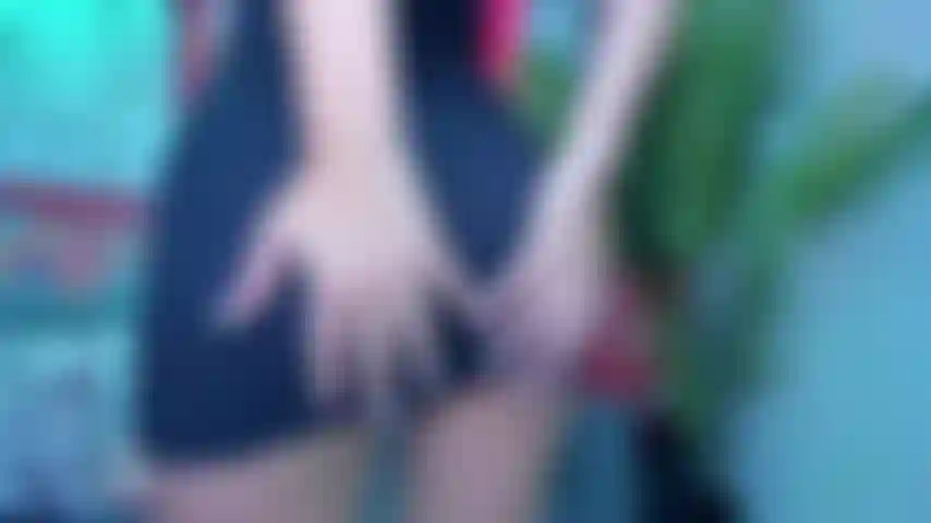 Kurzes kleid, fickdildo. Offene muschi.