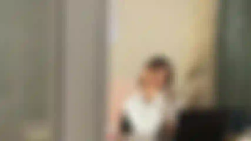 Mein chef hat mich dabei erwischt, wie ich im büro meine muschi berührt habe.