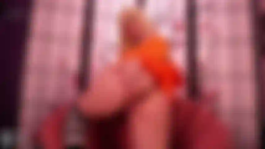 Analspiele mit einem dildo.