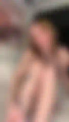 Die meine füße und zehen lutscht und leckt.