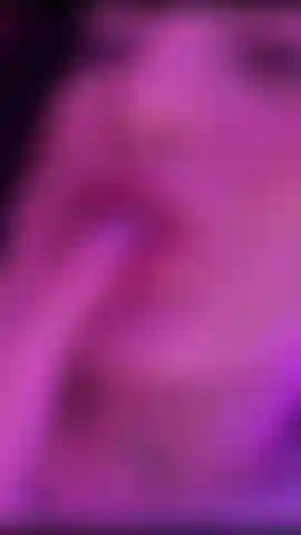 Ich lecke meine finger und reite dann auf meinem spielzeug, bis ich in einem nassen, zitternden höhepunkt versinke!