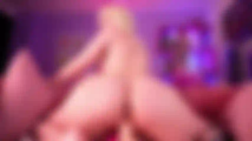 Süße blondine, die dich im pov reitet.