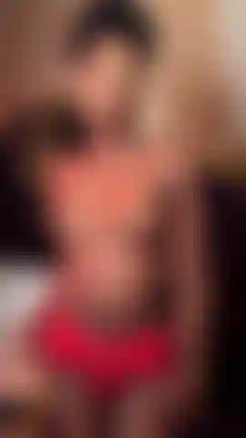 Möchtest du meine sexy kurven erkunden, während ich für dich tanze?