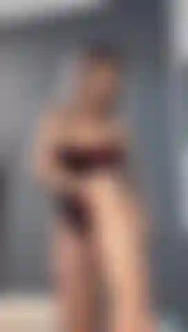 Die ihren körper eincremt.