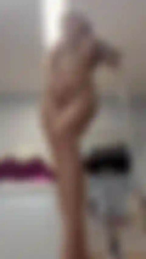 Füße necken – lecken und reinigen – nackter, versauter körper.