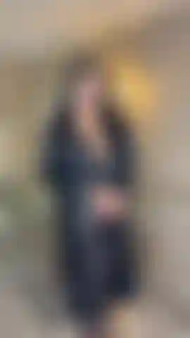 Die auf einem couchtisch dildo reitet