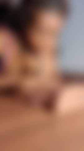 Ivanna lutscht deinen schwanz auf dem schreibtisch.